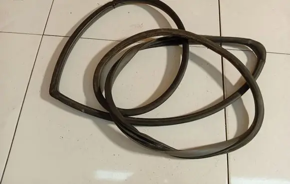 Toyota Avensis Verso Rubber seal rear door 