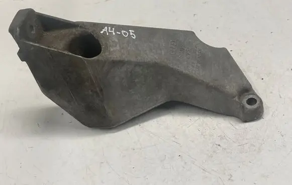 Audi A4 S4 B7 8E 8H Engine mounting bracket 8E0199307A
