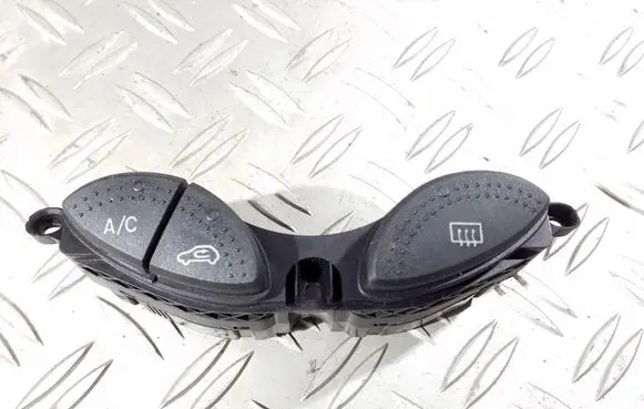 Ford Focus Windscreen/window heater switch 98AG19A345BG