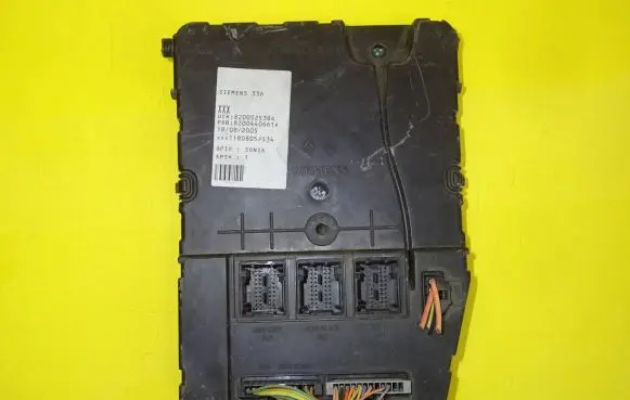 Renault Scenic II - Grand scenic II BSM Control unit 8200525384 8200440661A