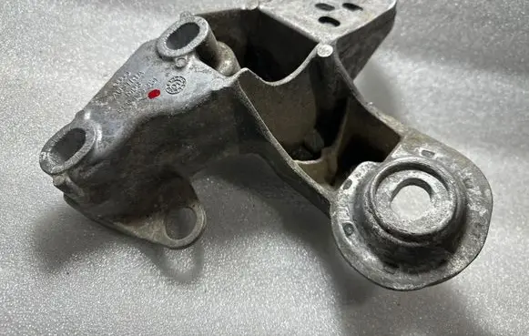 Engine mounting bracket