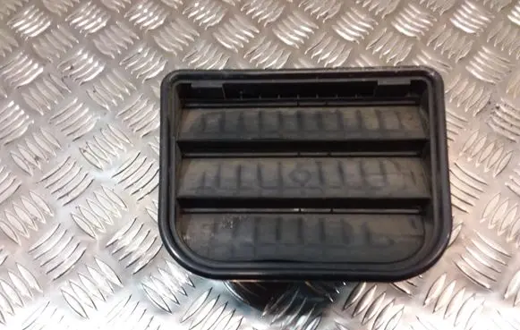 Quarter panel pressure vent