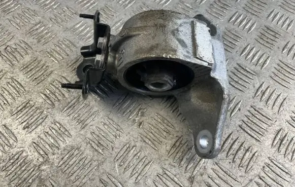 Toyota RAV 4 (XA50) Engine mount bracket
