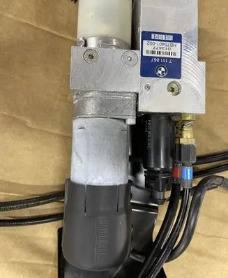 BMW 5 E60 E61 Tailgate hydraulic pump motor 7111867