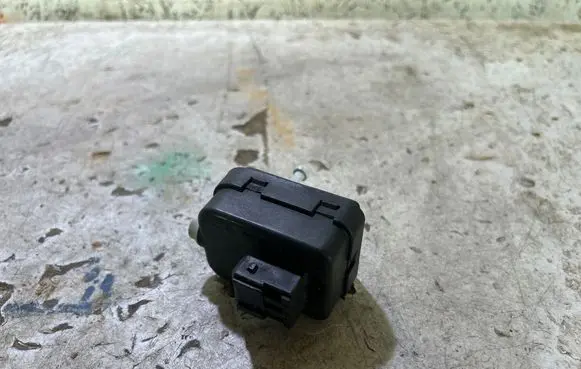 Headlight level adjustment motor
