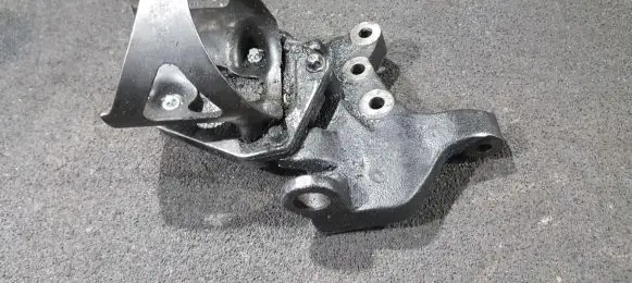 Mercedes-Benz Vito Viano W638 Engine mounting bracket 6110981139tf