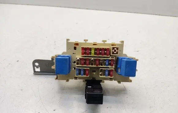 Nissan Qashqai Fuse module 252309F905 252309F920