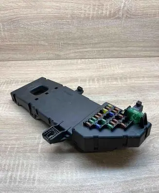 Opel Vectra C Fuse module 24443147 460023260