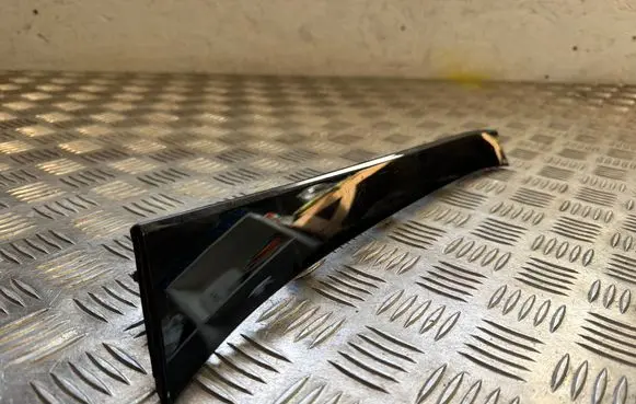 Dashboard glove box trim