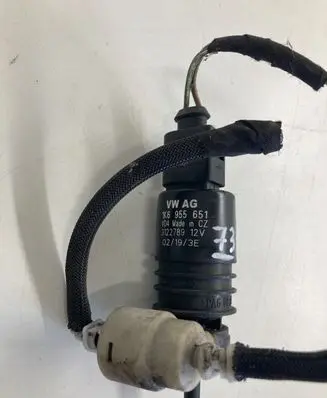 Volkswagen PASSAT B7 Windscreen/windshield washer pump 1K6955651
