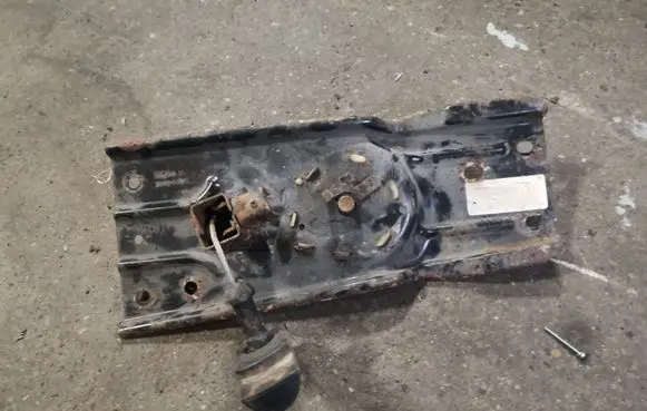 Chrysler Voyager Spare wheel mounting bracket 