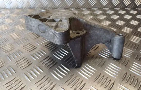 Volkswagen PASSAT B6 Engine mounting bracket 03G199207E