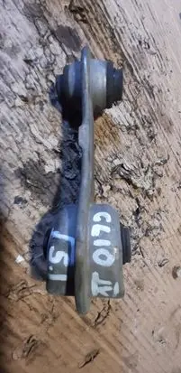 Engine mount vacuum valve