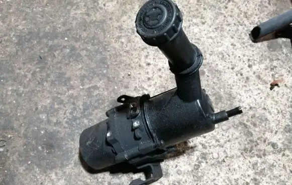 Peugeot 5008 Power steering pump 9603397980