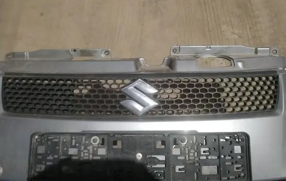 Suzuki Swift I Front grill