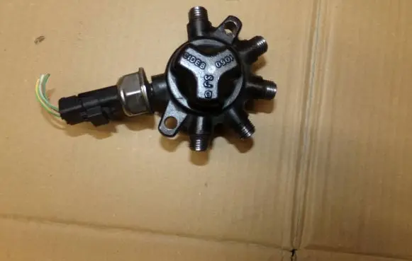 Ford Focus Fuel distributor 4M5Q9D280DB