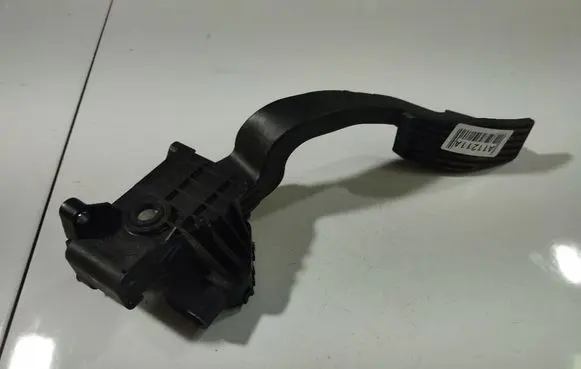 Opel Corsa D Accelerator throttle pedal 55702020