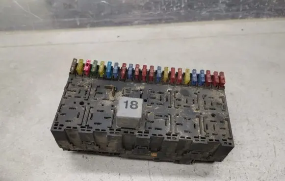 Volkswagen Golf III Fuse module 357937039