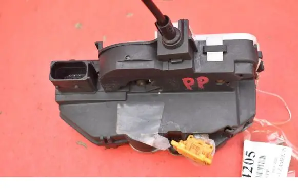 Opel Insignia A Front door lock 