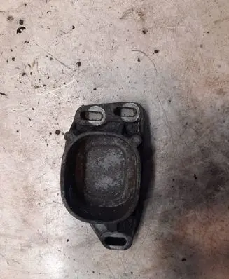 Volkswagen PASSAT B5.5 Engine mounting bracket 8D0199335Q