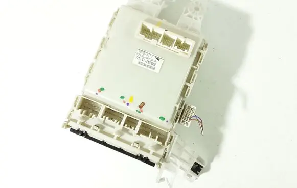 Toyota Auris 150 Fuse module 74700209 8273002130A 7C080113