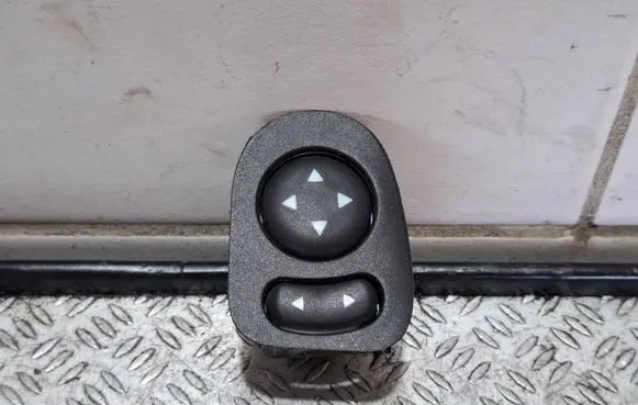 Fiat 500E Wing mirror switch 735638270