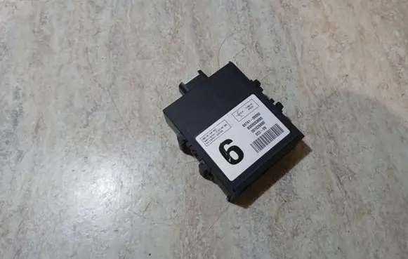 Toyota Avensis T270 Door central lock control unit/module 8974105090