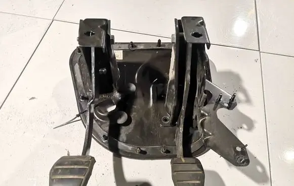 Renault Master II Brake pedal 8200021477