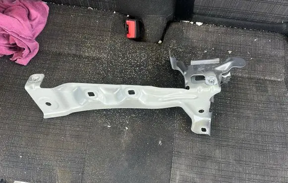Fender mounting bracket