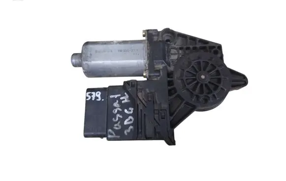 Volkswagen PASSAT B5.5 Rear door window regulator motor 0130821697