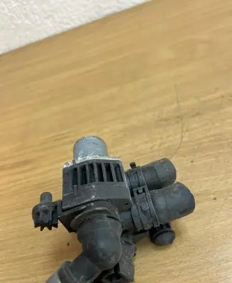 Mercedes-Benz E W210 Coolant heater control valve 0018307884 D8468