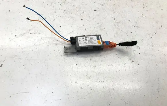 Peugeot 3008 III Aerial antenna amplifier 9834704880
