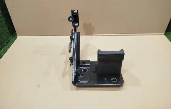 Renault Master III Sliding door lower roller guide/hinge 8200660913 824460001R
