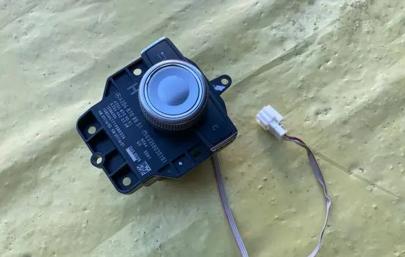 Mercedes-Benz C W204 Head unit multimedia control A2048708851 A2048709051 A2044420268