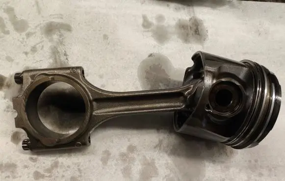 Volvo V70 Piston with connecting rod 81L794