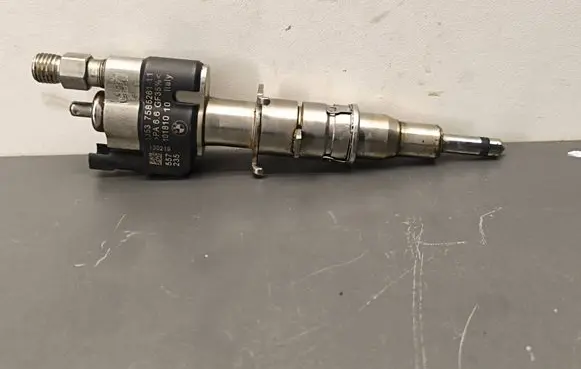 BMW 5 F10 F11 Fuel injector 7585261 10181010 PA66GF359
