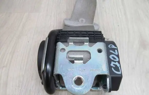 Volvo C70 Front seatbelt 30730792 33630