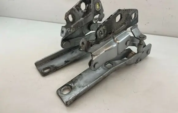 Volkswagen PASSAT B6 Engine bonnet/hood hinges 3C0823301E
