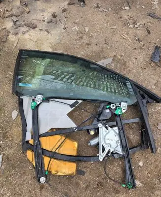 Audi A4 S4 B5 8D Front door window regulator motor 0130821786