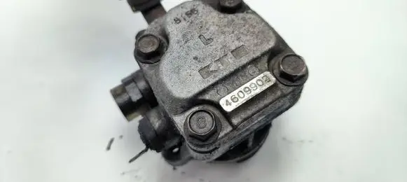 Mitsubishi Pajero Power steering pump 4609902