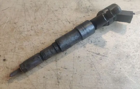 BMW 5 E39 Fuel injector 2354093 0445110029
