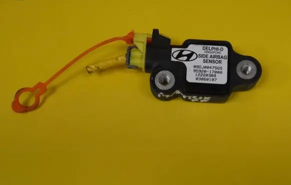Hyundai Matrix Airbag deployment crash/impact sensor 9592017000
