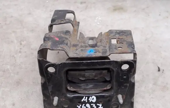 Engine mount bracket