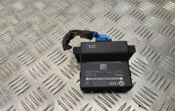 Volkswagen Golf V Gateway control module 3C0907530E 3C0907951