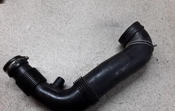 Audi Q7 4L Air intake hose/pipe 7L8129572