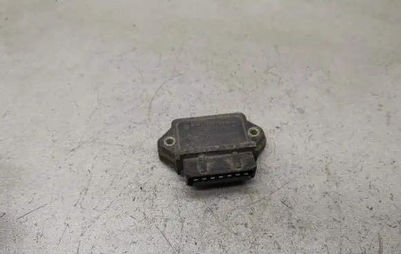 Audi 80 90 S2 B4 Ignition amplifier control unit 211905351D