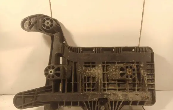 Volkswagen Tiguan Battery tray 1K0915333C
