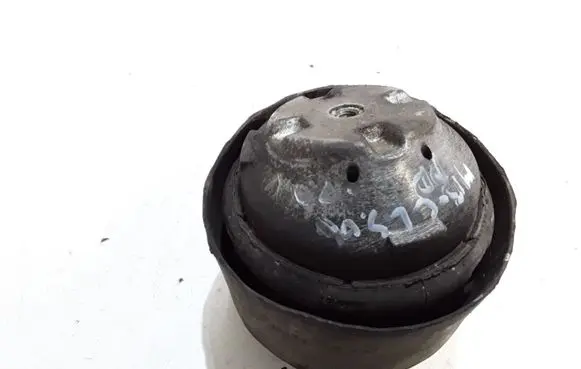 Mercedes-Benz CLS C219 Engine mount bracket