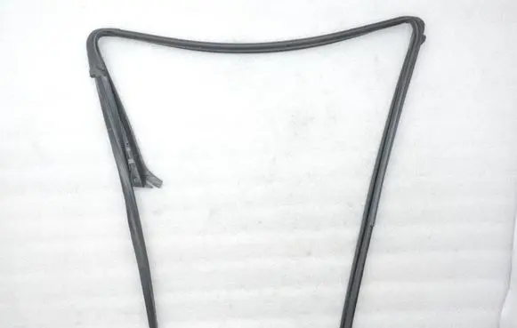 Toyota Yaris Rubber seal rear door window/glass 681520D100