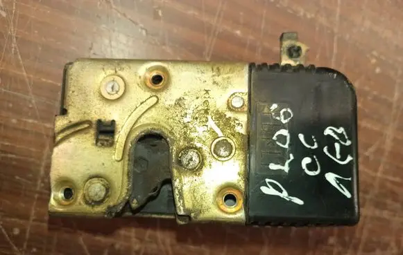 Peugeot 206 CC Front door lock 